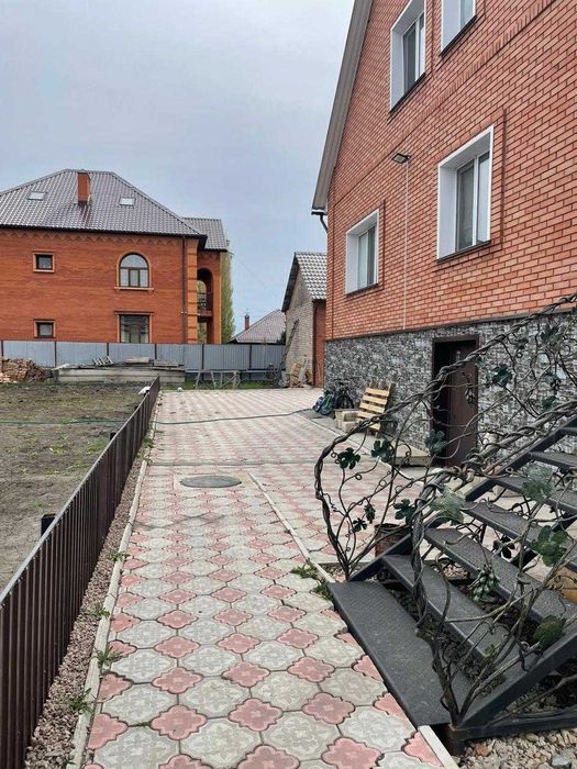 Просторный двухэтажный дом в отличном районе