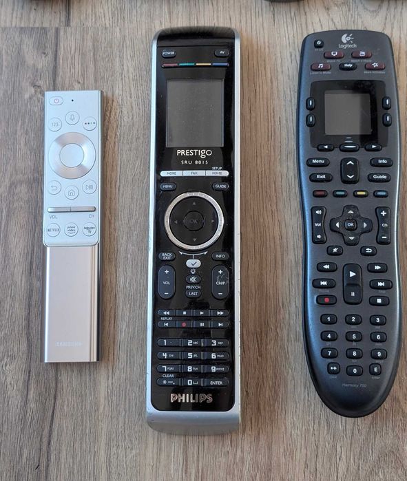 Vând mai multe telecomenzi: Sony, NAD, Logitech, Onkyo, Sharp