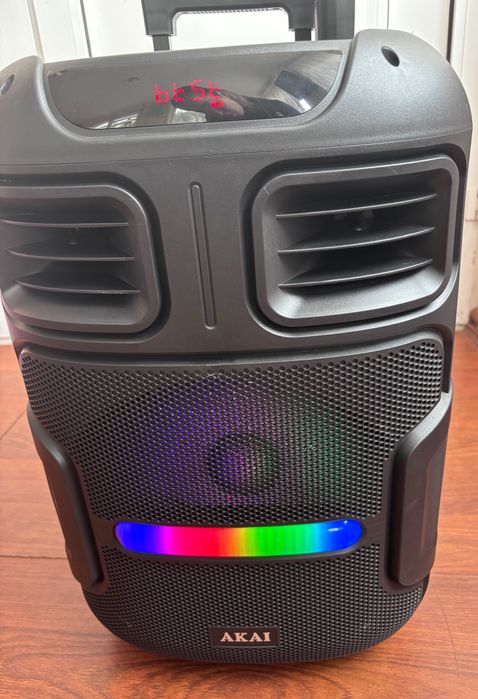 Boxă AKAI 50W cu microfon wireless inclus, folosită o singură dată, stare impecabilă!