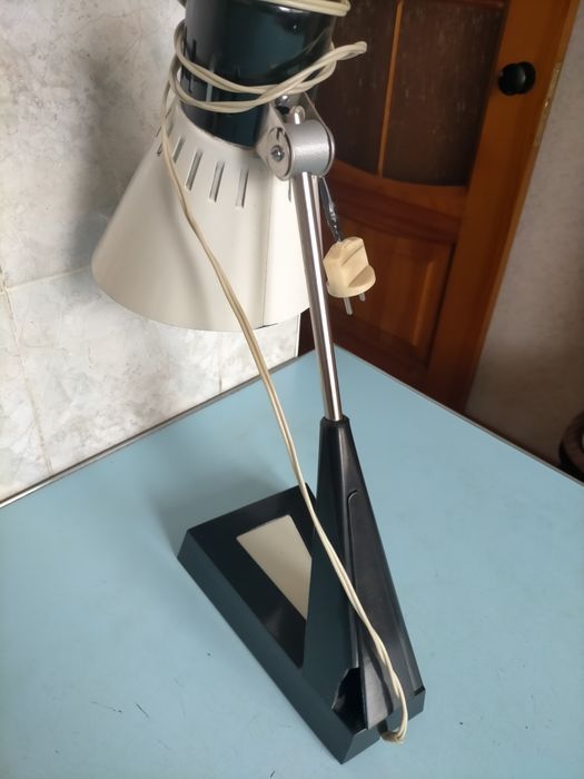 Продаётся настольная лампа