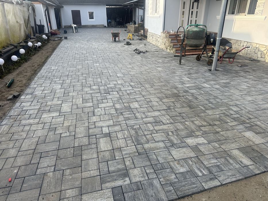 Execut lucrări de pavaje / Terasamente / gazoane / garduri
