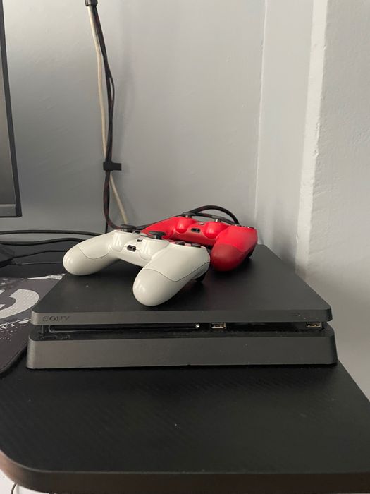 PlayStation 4 + джойстика и 9 игри