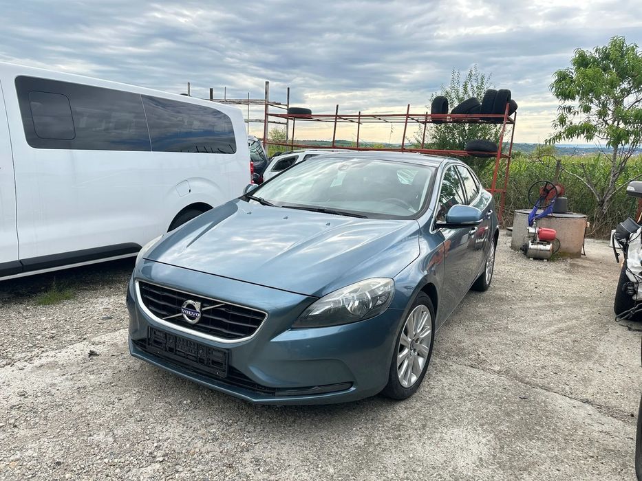 Dezmembrez piese Volvo V40