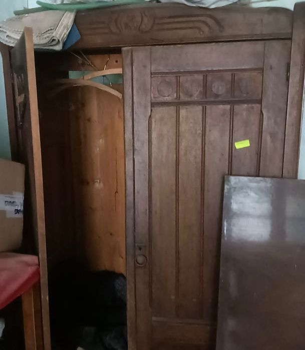 Dulap vechi din lemn masiv