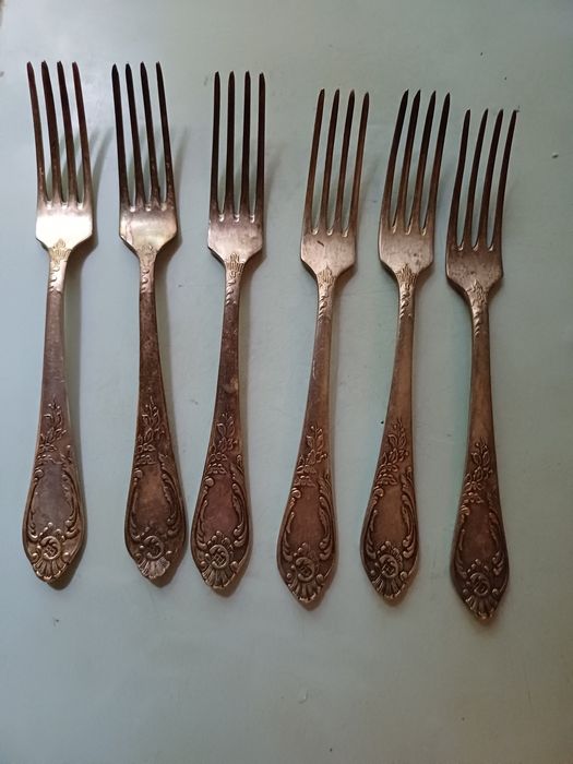 Мельхиоровые вилки и чайные ложечки