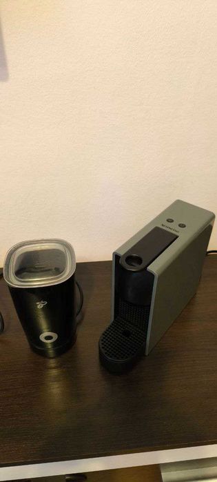Nespresso Essenza Mini C30 Gri + Aparat Spumare Lapte Tchibo