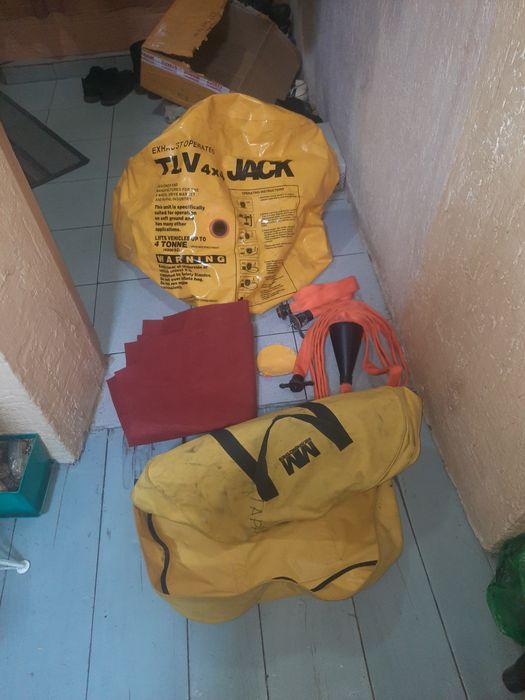 Продам надувной домкрат на 4 тонны