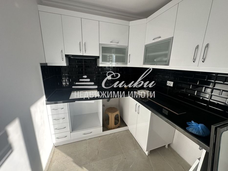 Продава се Тристаен апартамент в Шумен, Добруджански - 93 кв.м за 1525 €/кв.м - Снимка #4