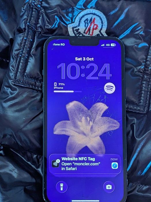 Vând geacă de iarnă Moncler Maya, folosita de 2-3 ori. NFC chip