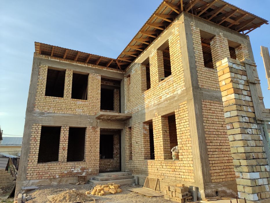 Срочно продается. 2 etajli, 6 xona + podval