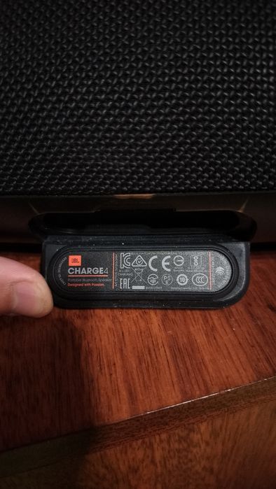 Продам колонку JBL CHARGE 4