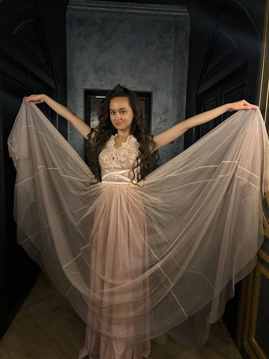 Вечернее платье пудрового цвета