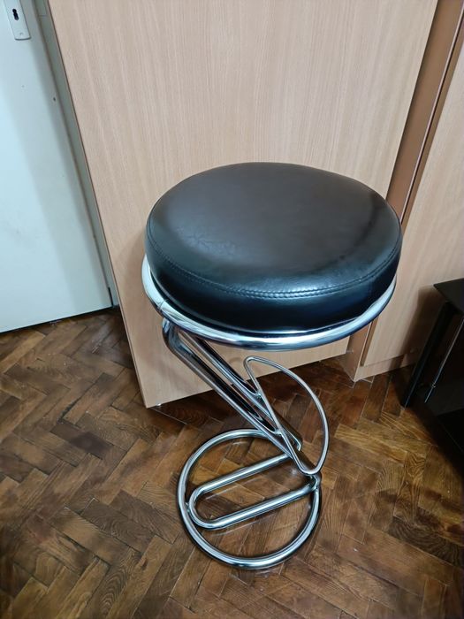 Vând scaun bar de culoare neagra