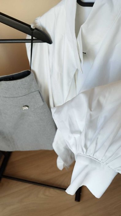 Avin  сет сива къса пола и бяла риза