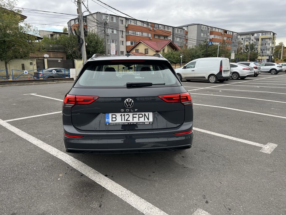 Volkswagen Golf 8 2.0 TDI DSG incalzire scaune senzori parcare bord digital faruri led jante aluminiu comenzi volan start stop asistenta parcare