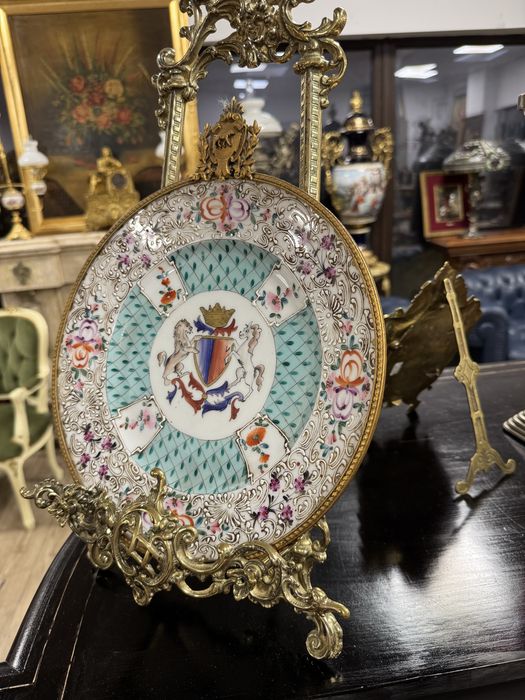 Farfurie decorativa de perete din portelan pictat manual si rama bronz