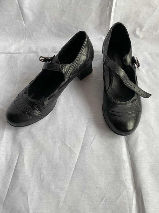 Черни обувки с нисък ток Fratelli