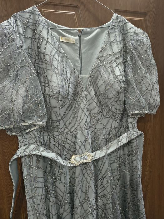 Официална дълга рокля.