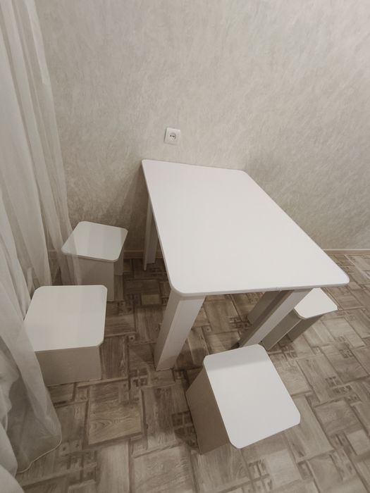 Новый стол со стульями