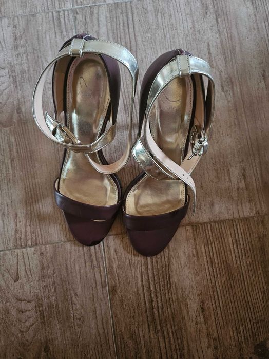 Продавам обуви CARRANO