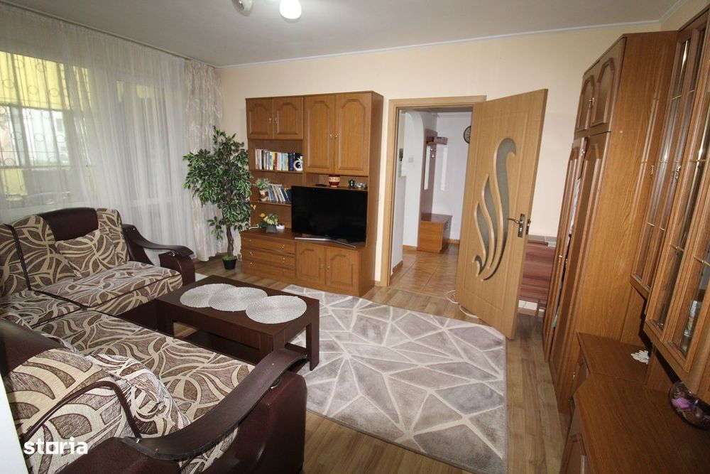 Vând apartament 2 camere în Hunedoara, Dunărea-Str. Cerbului, parter..