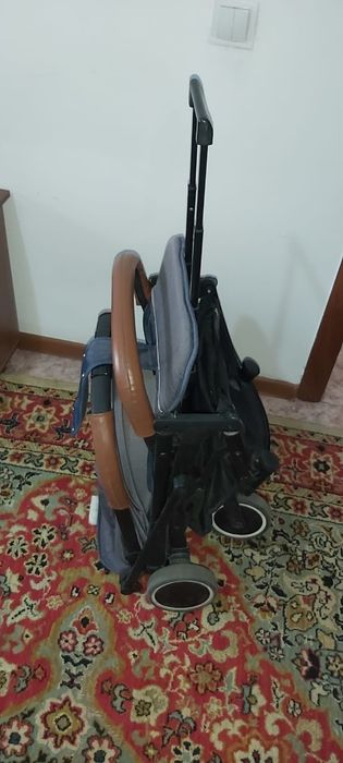 Срочно продам коляску и стульчик для кормления.