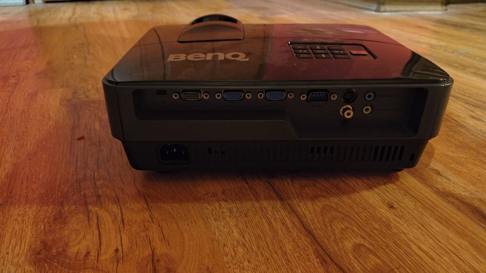 Проектор BenQ работи