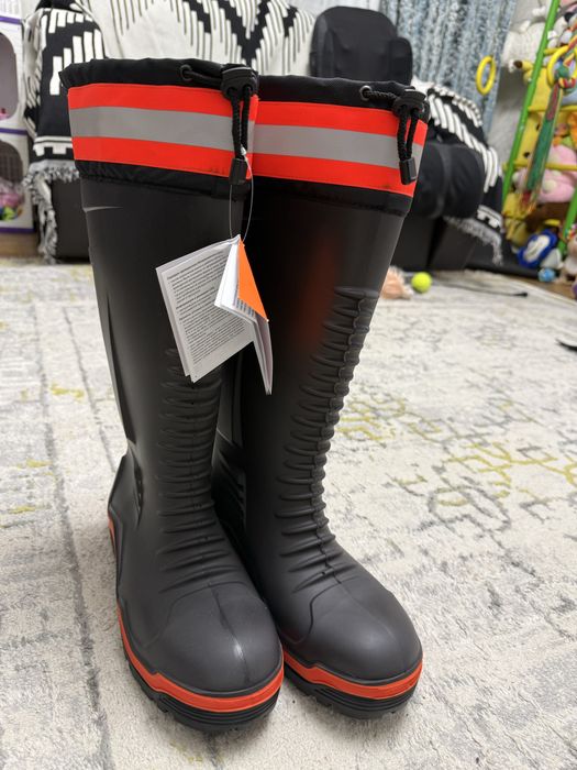 Продам сапоги резиновые с металическим носком 42 разм.