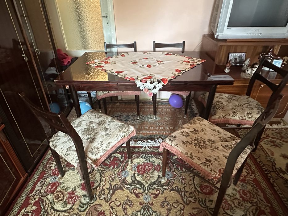 Masa extensibila cu sase scaune tapitate