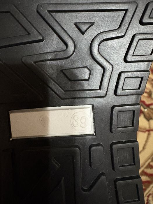 Продам кроссовки новые