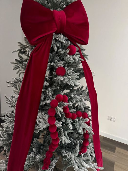 Vând set din catifea funda + ghirlandă + 2 globuri