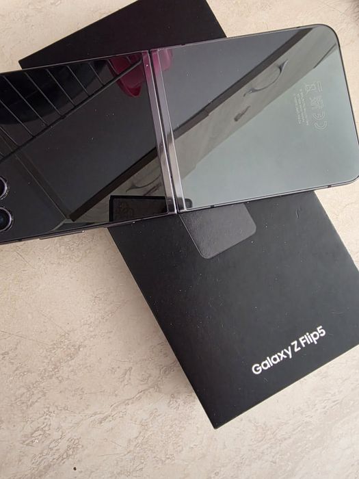 Samsung Galaxy Z Flip5  с 8GB RAM и 512GB 


Този проду