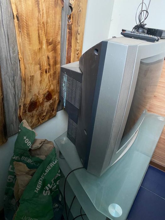 Продается телевизор с подставкой