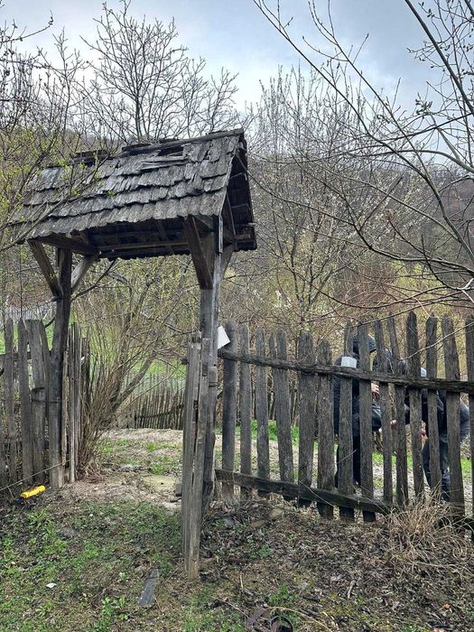 Teren + casă bătrânească la munte judet Vâlcea