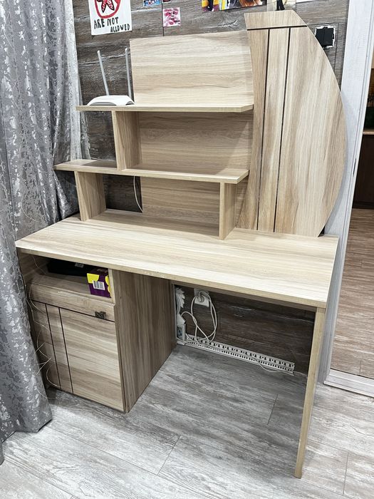 Продам стол в детскую комнату