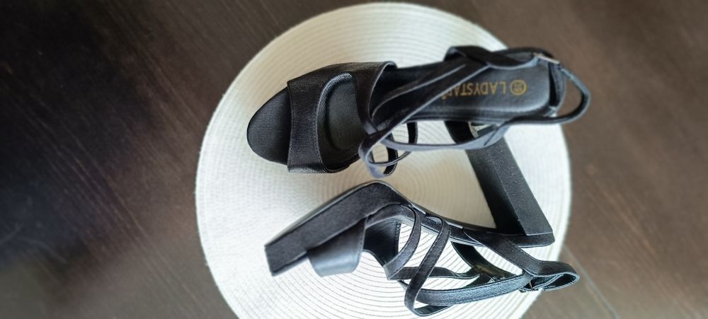 Дамски черни сандали