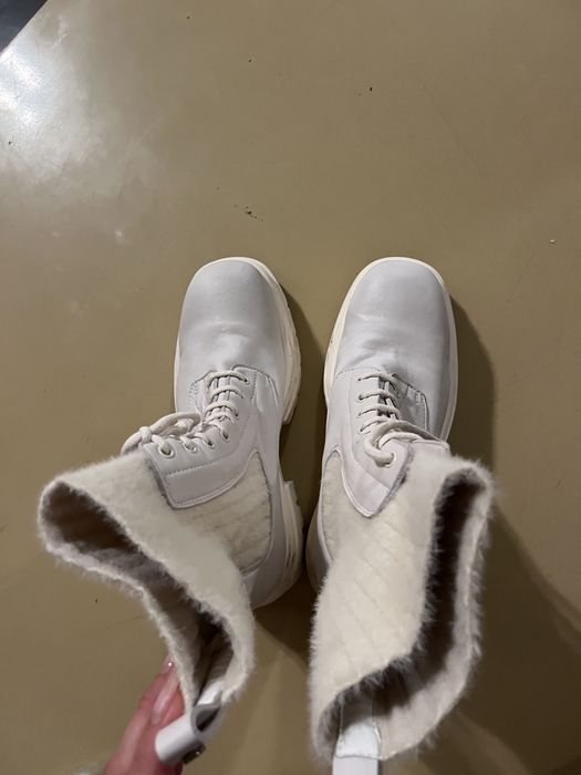 Бели и сиви ботуши