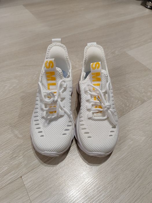 Продам кроссовки