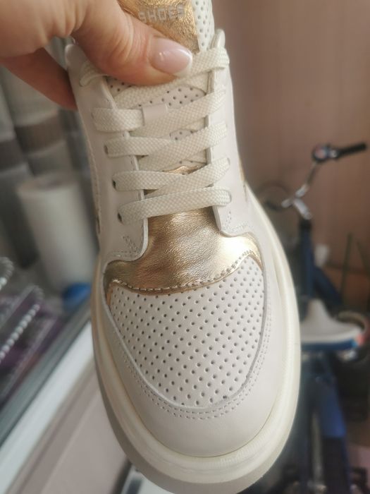 Продам женские кроссовки