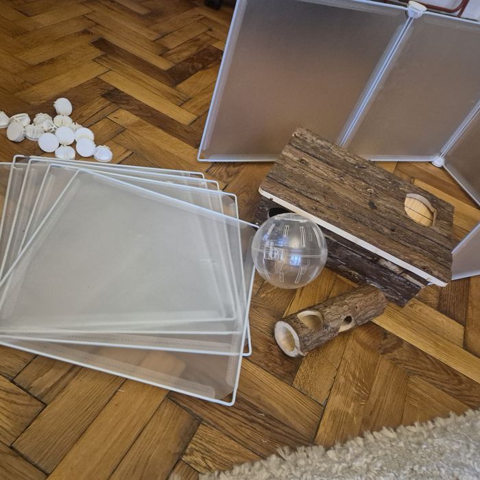 Lot accesorii rozătoare (Căsuță lemn, Tunel, Bilă) + Țarc modular plastic (9 buc)