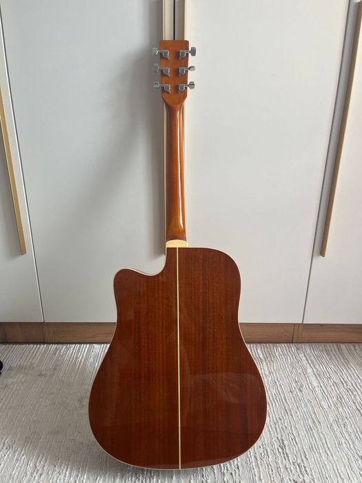 Акустикалық гитара, жақсы жағдайда»