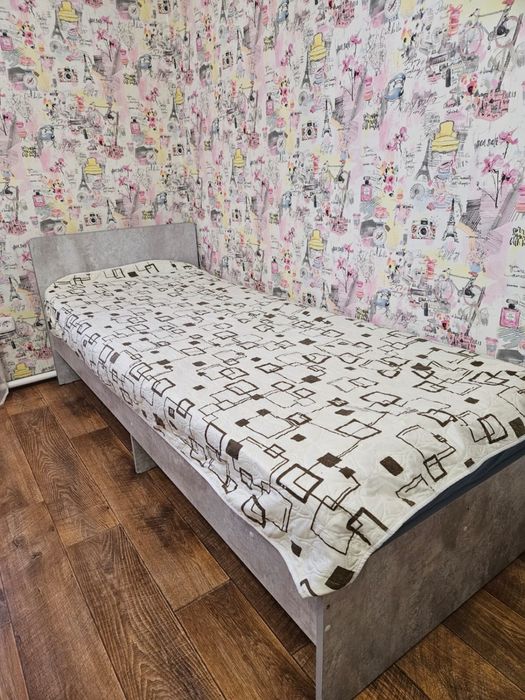 Продам две односпальные кровати с матрасом.