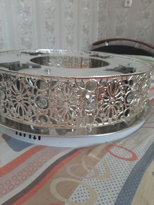 Музыкальная люстра с разными подсветками.