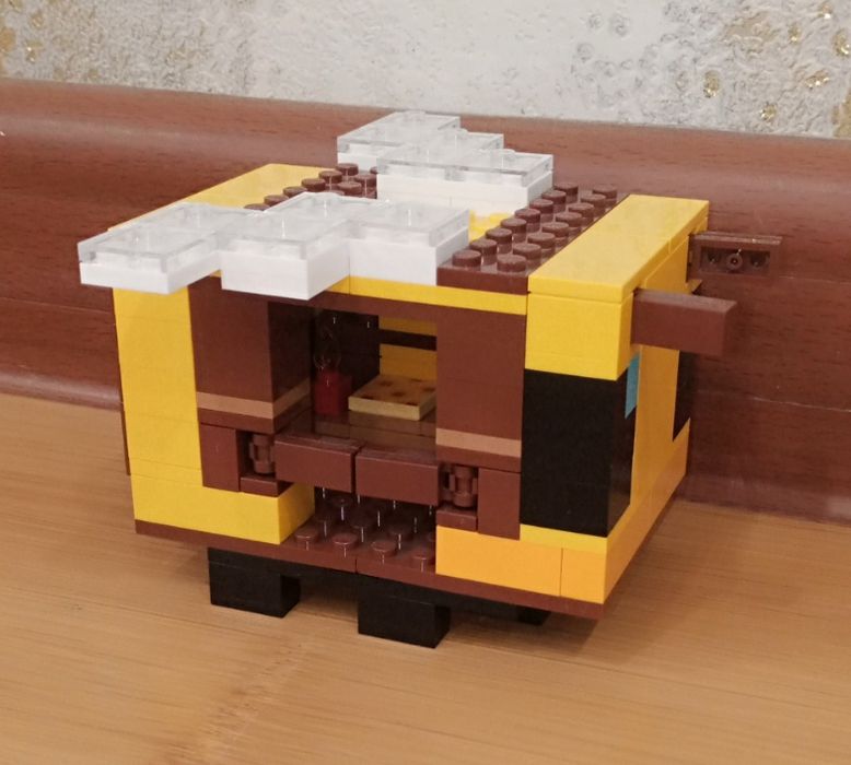 Продам Lego Minecraft The Bee Cottage