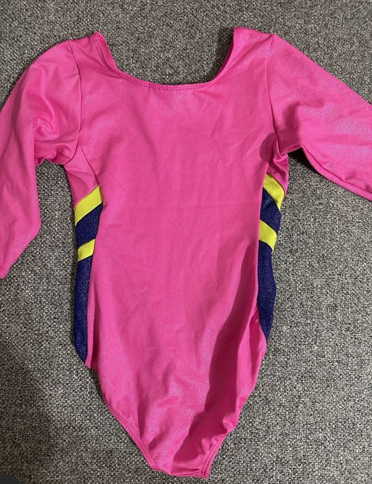 Tricou, costum pentru gimnastică ritmică. Pentru o fetiță de 6 ani.