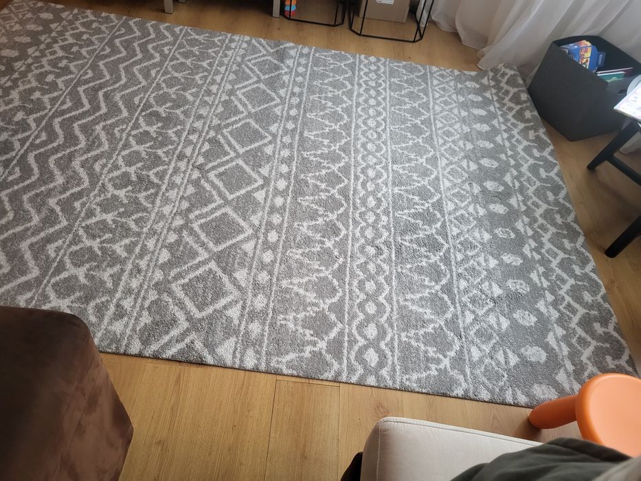 Килим, сив, ползван, в добро състояние.