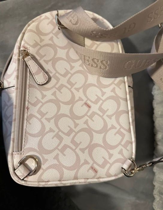 Оригинална раничка Guess