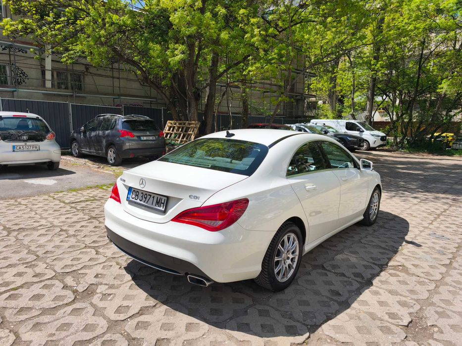 Продавам Mercedes-Benz CLA 200 в перфектно състояние!
