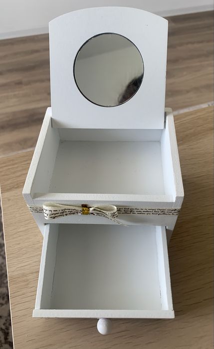 Кутия за бижута от дърво с огледало и флорални мотиви