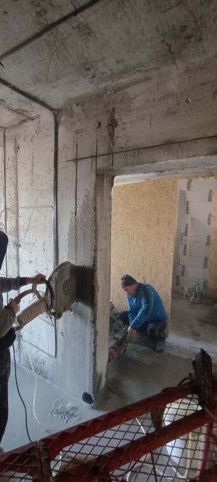 Режем бетон,дверной проем,убираем перегородки комнат и балконов,вывоз
